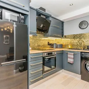 Modern Hut In Apartamento